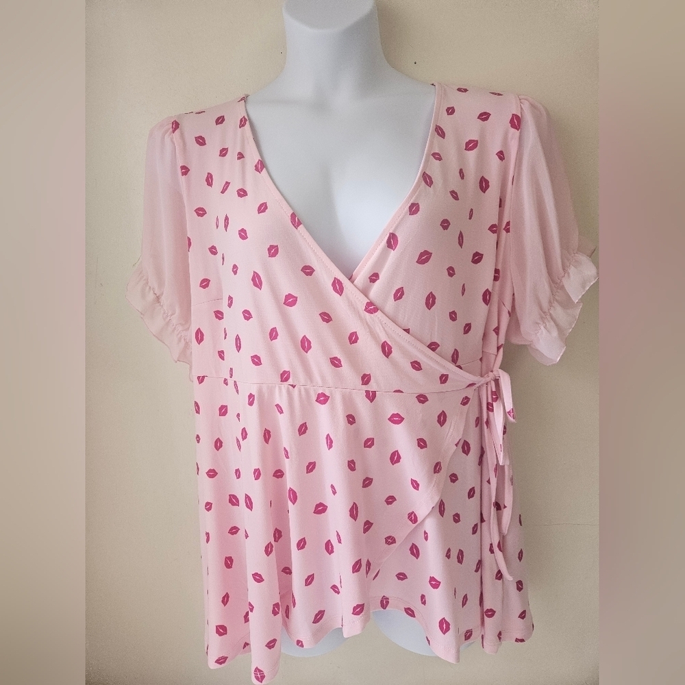 Torrid Women's Size 2X Pink With Lips Print  Flutter Sleeve Wrap Blouse NWT